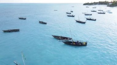 Bu video Zanzibar, Tanzanya açıklarında okyanustaki tekneleri gösteriyor..