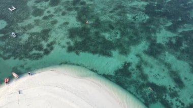 Bu video Zanzibar, Tanzanya açıklarında okyanustaki tekneleri gösteriyor..
