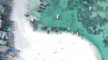 Bu video Zanzibar, Tanzanya açıklarında okyanustaki tekneleri gösteriyor..