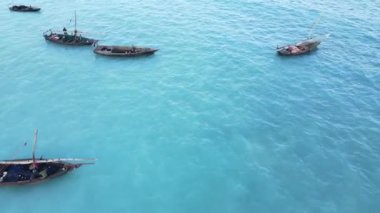 Bu video Zanzibar, Tanzanya açıklarında okyanustaki tekneleri gösteriyor..