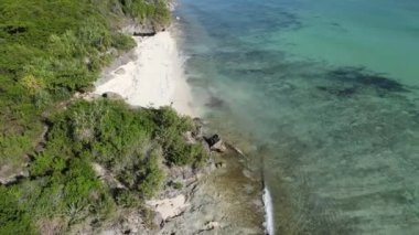Bu video Tanzanya 'nın Zanzibar adasında boş bir plajı gösteriyor..