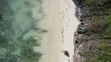 Bu video Tanzanya 'nın Zanzibar adasında boş bir plajı gösteriyor..