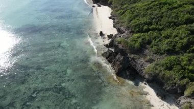 Bu video Tanzanya 'nın Zanzibar adasında boş bir plajı gösteriyor..