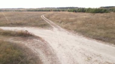 Bu görüntüler tarlada gündüz vakti boş bir yol gösteriyor..