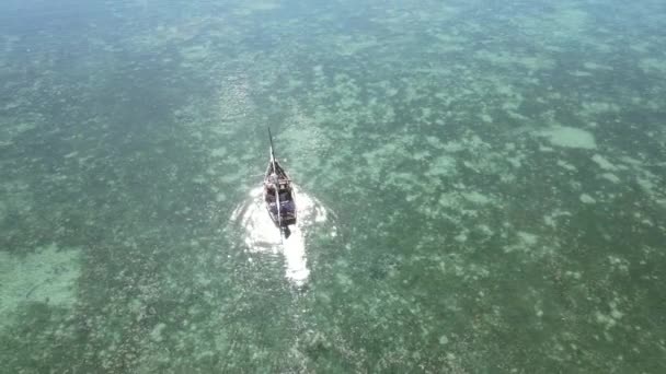Αυτό Απόθεμα Βίντεο Δείχνει Βάρκα Στον Ωκεανό Στα Ανοικτά Των — Αρχείο Βίντεο