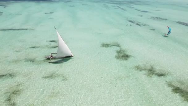 Este Vídeo Mostra Barco Oceano Largo Costa Zanzibar Tanzânia — Vídeo de Stock