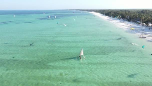 Questo Video Mostra Una Barca Nell Oceano Largo Della Costa — Video Stock