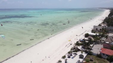 Bu video, Tanzanya 'nın Zanzibar kıyısında uçurtmayı gösteriyor..