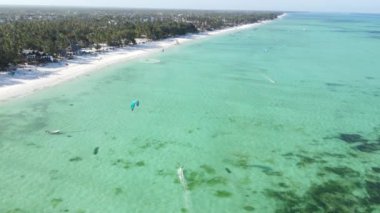 Bu video, Tanzanya 'nın Zanzibar kıyısında uçurtmayı gösteriyor..