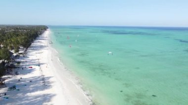 Bu video, Tanzanya 'nın Zanzibar kıyısında uçurtmayı gösteriyor..
