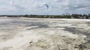 Bu video, Tanzanya 'nın Zanzibar kıyısında uçurtmayı gösteriyor..