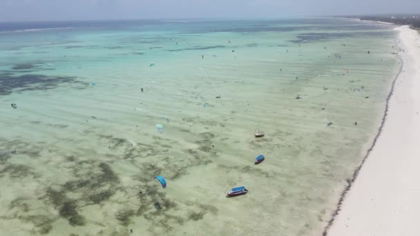 这段视频展示了坦桑尼亚桑给巴尔海岸附近的风筝冲浪 — 图库视频影像