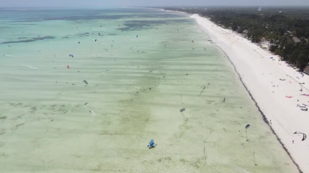 这段视频展示了坦桑尼亚桑给巴尔海岸附近的风筝冲浪 — 图库视频影像