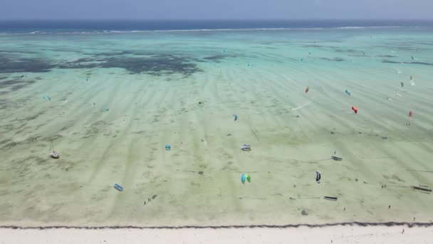 Toto Stock Video Ukazuje Kitesurf Poblíž Pobřeží Zanzibaru Tanzanie — Stock video