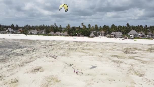 Deze Stockvideo Toont Kitesurf Nabij Kust Van Zanzibar Tanzania — Stockvideo