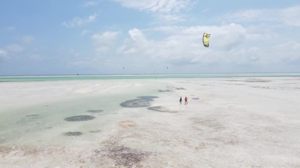 Este Vídeo Mostra Kitesurf Perto Costa Zanzibar Tanzânia — Vídeo de Stock