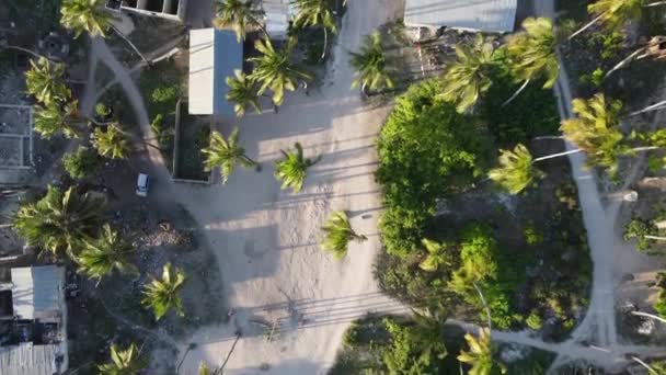 Вид с воздуха на дома у берега на острове Занзибар, Танзания — стоковое видео