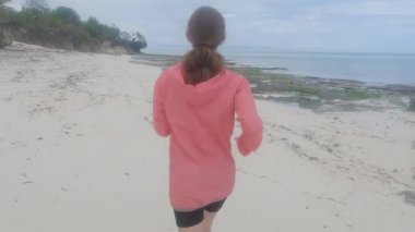 Tanzanya, Zanzibar 'da sahilde koşan bir kız