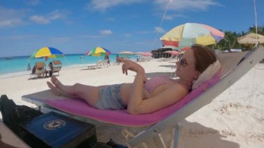 Tanzanya, Zanzibar 'daki Nungwi plajında güneşlenen kız.