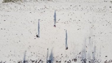 İnsanlar Tanzanya 'nın Zanzibar plajında futbol oynuyor.