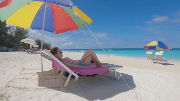 Flicka som solar på stranden Nungwi i Zanzibar, Tanzania — Stockvideo