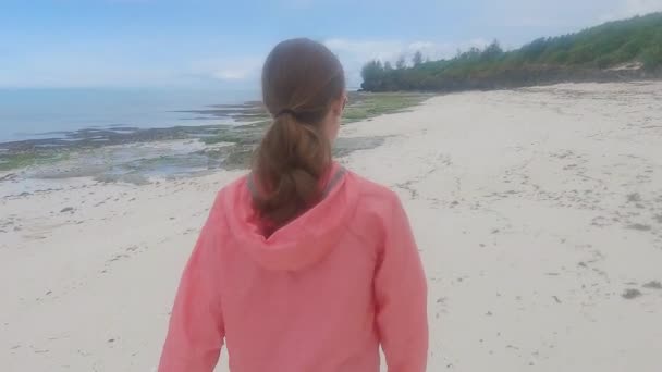 Ragazza che cammina sulla spiaggia di Zanzibar, Tanzania — Video Stock