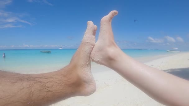 Романтичний дотик чоловічих і жіночих ніг на пляжі — стокове відео