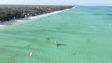 Zanzibar, Tanzanya - adanın kıyısındaki okyanusun havadan görünüşü, yavaş çekim