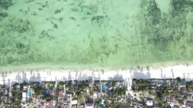 Tanzanya 'nın Zanzibar adasının kıyısındaki Hint Okyanusu, yavaş çekim