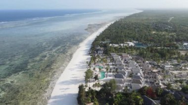 Zanzibar, Tanzanya - adanın kıyısındaki okyanusun havadan görünüşü, yavaş çekim
