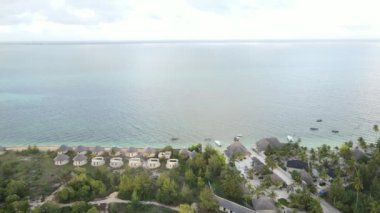 Zanzibar, Tanzanya - adanın kıyısındaki okyanusun havadan görünüşü, yavaş çekim
