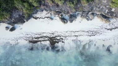 Zanzibar, Tanzanya - adanın kıyısındaki okyanusun havadan görünüşü, yavaş çekim
