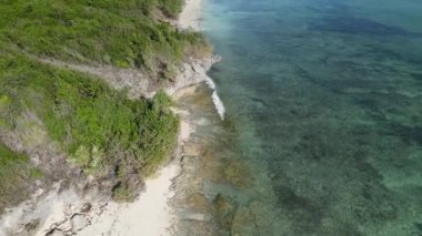 Tanzanya 'nın Zanzibar adasının kıyısındaki Hint Okyanusu' nun hava manzarası, yavaş çekim