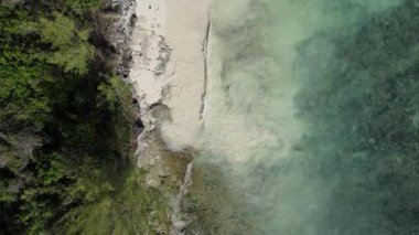 Tanzanya 'nın Zanzibar adasının kıyısındaki Hint Okyanusu' nun hava manzarası, yavaş çekim