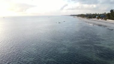 Tanzanya 'nın Zanzibar adasının kıyısındaki Hint Okyanusu' nun hava manzarası, yavaş çekim