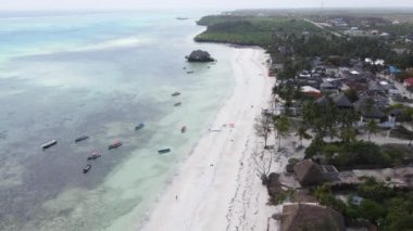 Zanzibar, Tanzanya - adanın kıyısındaki okyanusun havadan görünüşü, yavaş çekim