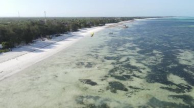 Zanzibar, Tanzanya - adanın kıyısındaki okyanusun havadan görünüşü, yavaş çekim