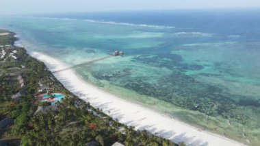 Zanzibar, Tanzanya - adanın kıyısındaki okyanusun havadan görünüşü, yavaş çekim