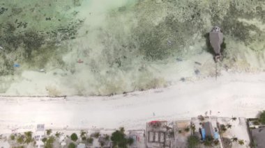 Zanzibar, Tanzanya - adanın kıyısındaki okyanusun havadan görünüşü, yavaş çekim