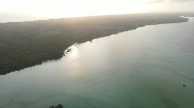 Tanzanya 'nın Zanzibar adasının kıyısındaki okyanus, yavaş çekim