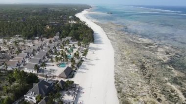 Tanzanya 'nın Zanzibar adasının kıyısındaki Hint Okyanusu, yavaş çekim