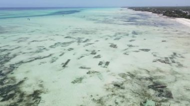 Tanzanya 'nın Zanzibar adasının kıyısındaki Hint Okyanusu' nun hava manzarası, yavaş çekim
