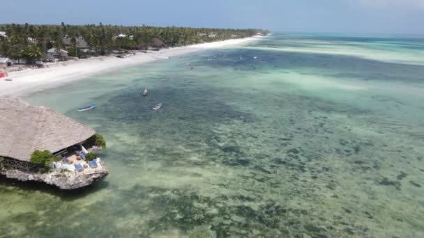 Luchtfoto van de Indische Oceaan bij de kust van het eiland Zanzibar, Tanzania, slow motion — Stockvideo