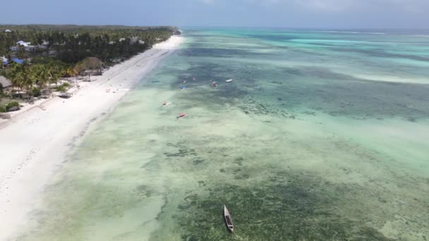Veduta aerea dell'Oceano Indiano vicino alla riva dell'isola di Zanzibar, Tanzania, rallentatore — Video Stock