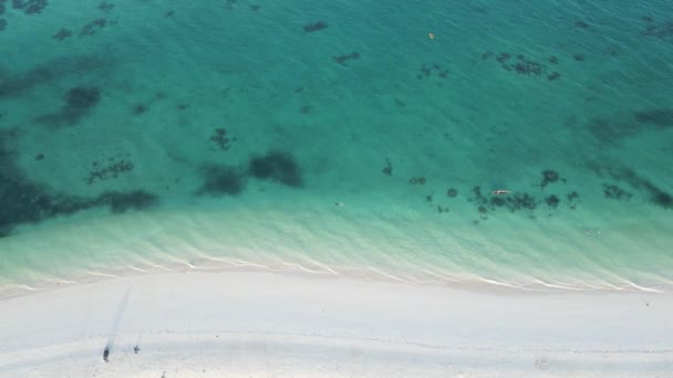 Zanzíbar, Tanzania - vista aérea del océano cerca de la orilla de la isla, cámara lenta — Vídeo de stock