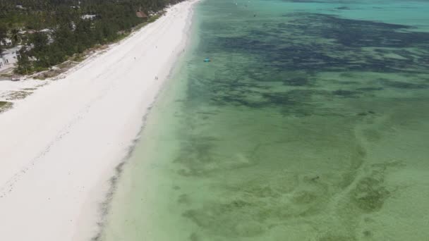 Zanzibar, Tanzania - widok z lotu ptaka nad brzegiem wyspy, zwolnione tempo — Wideo stockowe