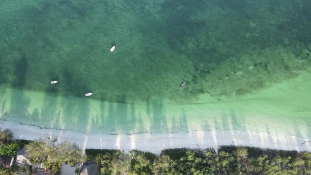 Zanzibar, Τανζανία - Αεροφωτογραφία του ωκεανού κοντά στην ακτή του νησιού, αργή κίνηση — Αρχείο Βίντεο