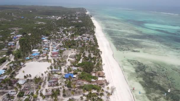 Zanzibar, Tanzania Veduta aerea dell'oceano vicino alla riva dell'isola, rallentatore — Video Stock