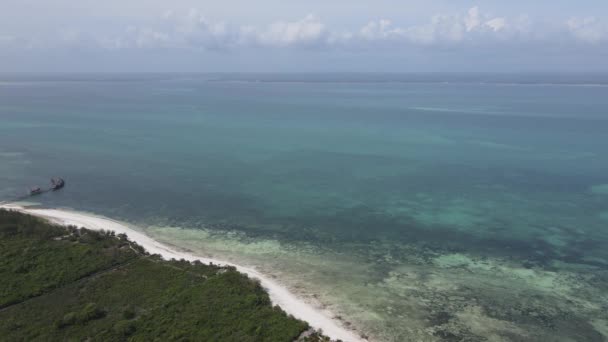 Zanzibar, Tanzanie - letecký pohled na oceán u břehu ostrova, zpomalený pohyb — Stock video
