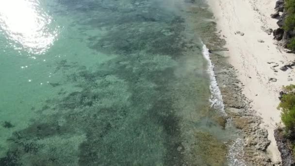 Zanzibar, Tanzania Veduta aerea dell'oceano vicino alla riva dell'isola, rallentatore — Video Stock